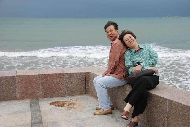 老夫妻街上吃飯發現沒帶錢，被店主刁難，女兒來後，店主不知所措