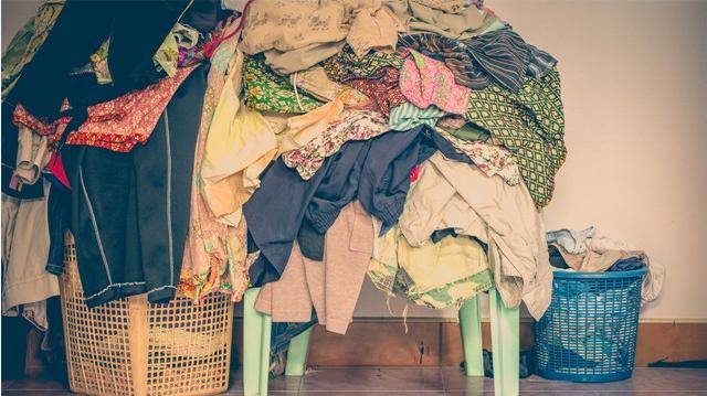 親戚送舊衣服給孩子穿被拒後生氣：那些舊衣服裡，藏著你的教養