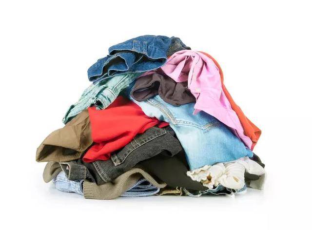 親戚送舊衣服給孩子穿被拒後生氣：那些舊衣服裡，藏著你的教養
