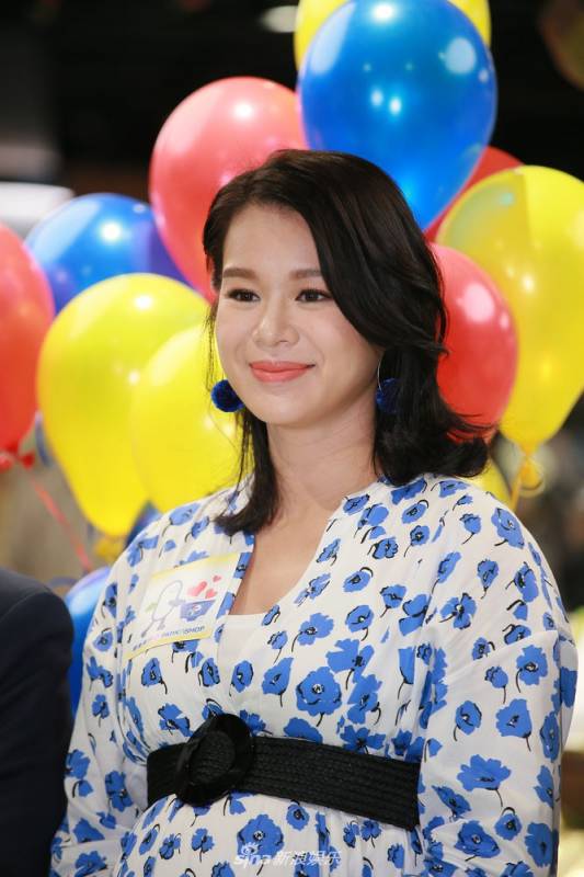 胡杏兒踩高跟挺孕肚出席活動，沒想到如今竟胖成這樣，雙腳簡直不忍直視，慘被身旁的主持人秒殺