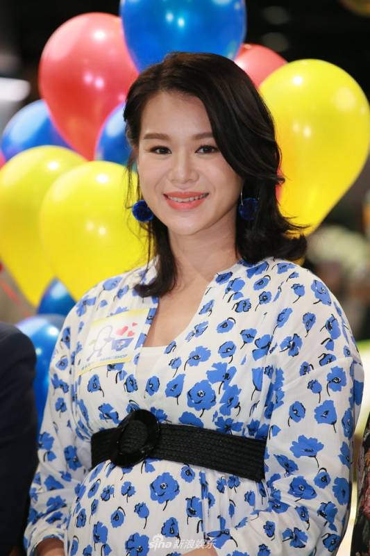胡杏兒踩高跟挺孕肚出席活動，沒想到如今竟胖成這樣，雙腳簡直不忍直視，慘被身旁的主持人秒殺
