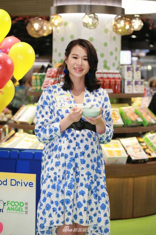 胡杏兒踩高跟挺孕肚出席活動，沒想到如今竟胖成這樣，雙腳簡直不忍直視，慘被身旁的主持人秒殺