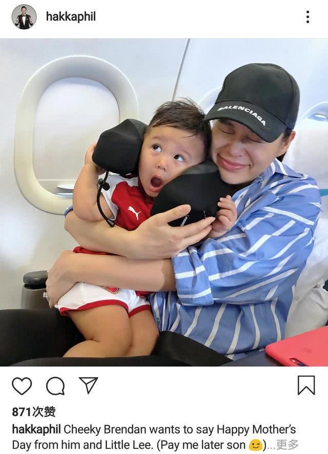胡杏兒老公曬妻兒合照慶祝母親節，奕霆套著脖枕，神情萌態十足