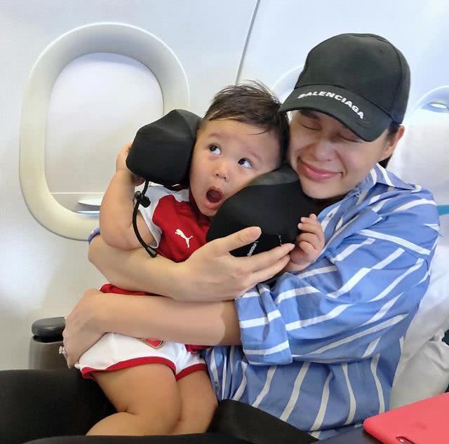 胡杏兒老公曬妻兒合照慶祝母親節，奕霆套著脖枕，神情萌態十足