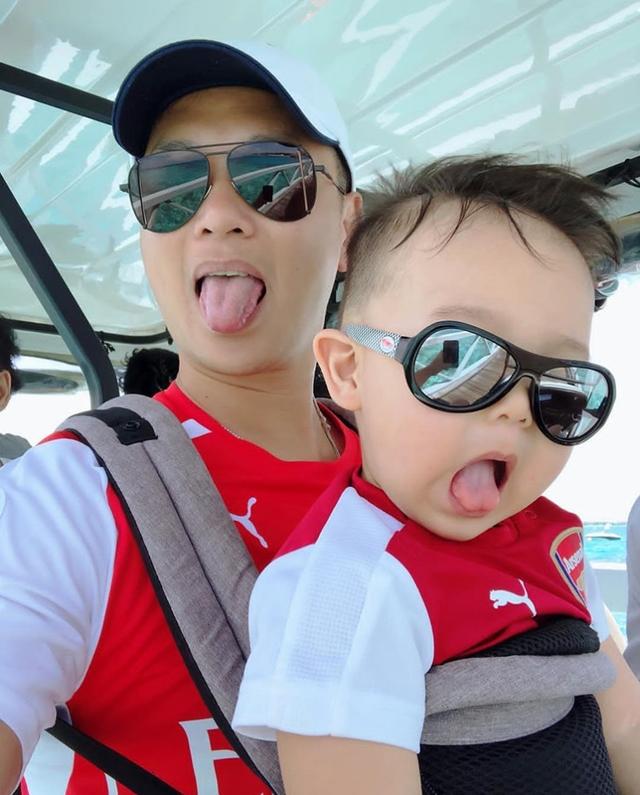 胡杏兒老公曬妻兒合照慶祝母親節，奕霆套著脖枕，神情萌態十足
