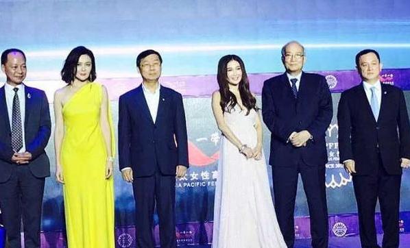 凍齡女神！51歲溫碧霞和54歲關之琳站一起，兩人相差3歲卻似母女