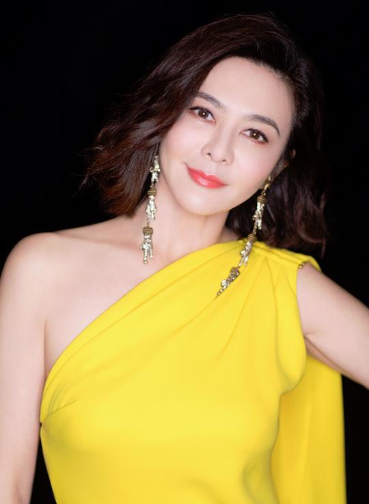 凍齡女神！51歲溫碧霞和54歲關之琳站一起，兩人相差3歲卻似母女