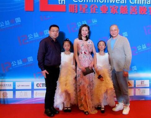 湯鎮業前妻與雙胞胎兒子合影似姐弟，小25歲現任妻子卻被吐槽顯老！