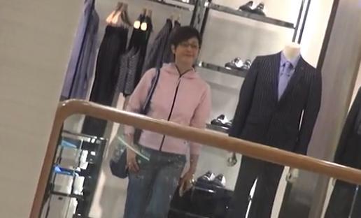 52歲陳法蓉獨自逛街，雖然打扮隨便包得很嚴實，但難掩她出色身材！