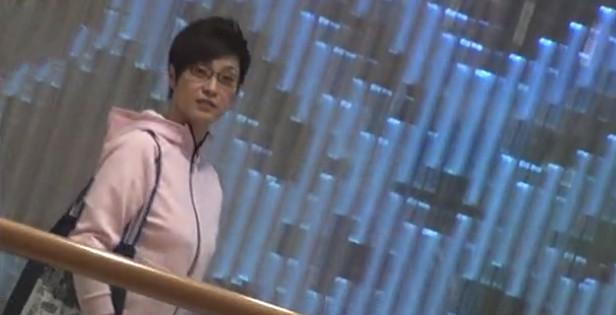 52歲陳法蓉獨自逛街，雖然打扮隨便包得很嚴實，但難掩她出色身材！