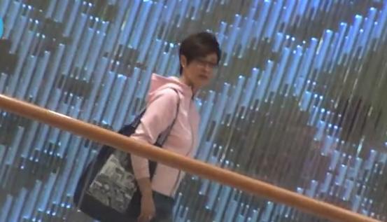 52歲陳法蓉獨自逛街，雖然打扮隨便包得很嚴實，但難掩她出色身材！