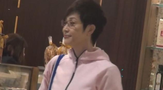 52歲陳法蓉獨自逛街，雖然打扮隨便包得很嚴實，但難掩她出色身材！