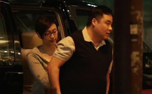 52歲陳法蓉獨自逛街，雖然打扮隨便包得很嚴實，但難掩她出色身材！