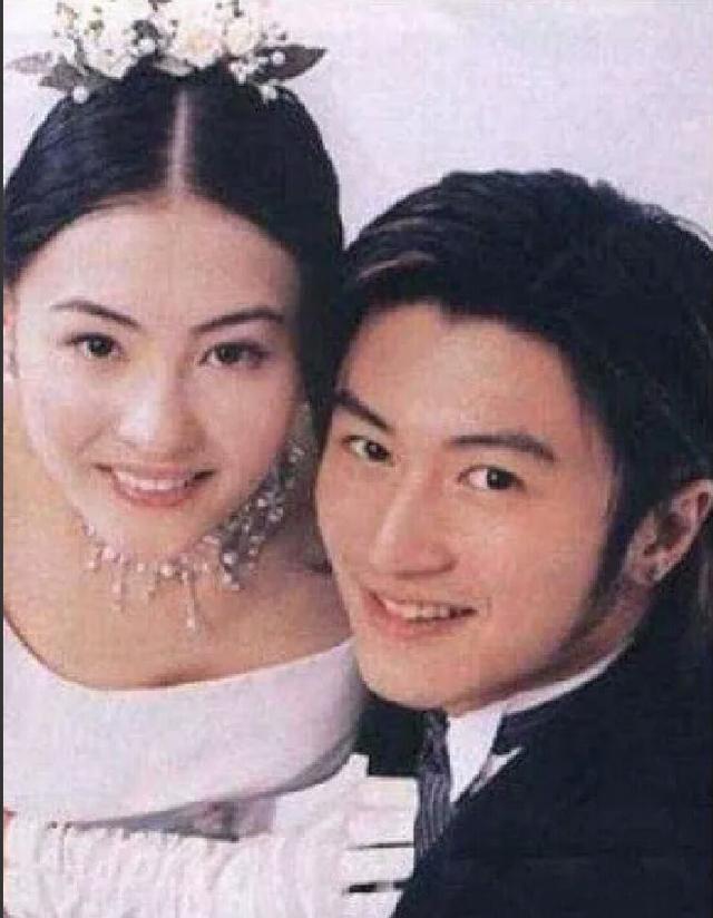 張柏芝謝霆鋒恩愛舊照：謝霆鋒單膝跪地求婚，張柏芝感動落淚