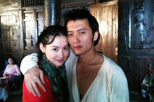 張柏芝謝霆鋒恩愛舊照：謝霆鋒單膝跪地求婚，張柏芝感動落淚