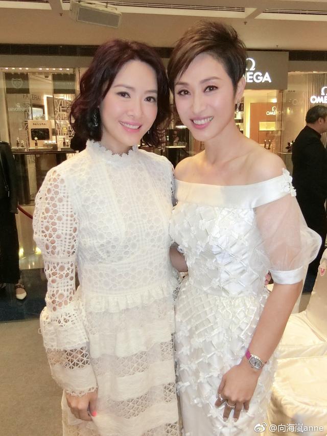 港姐向海嵐氣質太驚艷！白色蕾絲裙搭配卷髮好優雅，美得不像45歲