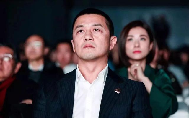 48歲李亞鵬被曝新戀情！新歡被指酷似王菲，坐擁超過500億身家！