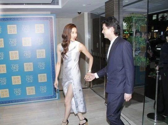 被老公抱纖腰拍照盡顯恩愛，TVB人氣女神鍾嘉欣首度攜眷公開亮相！