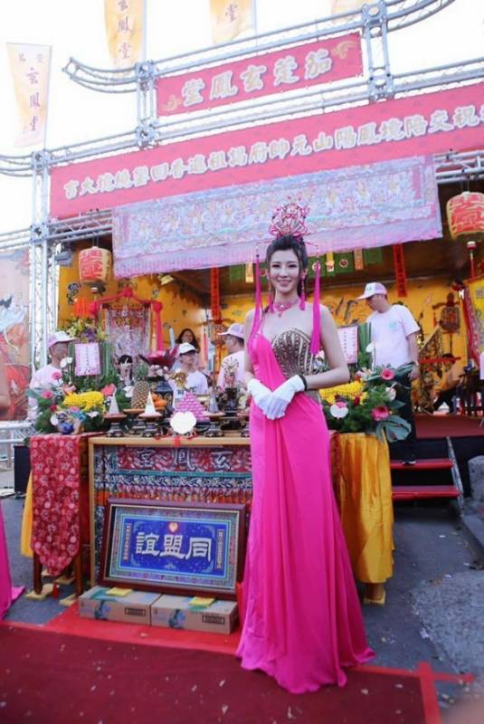 全台最美禮生！廟宇祭典驚見「仙女級神明侍女」　本尊被神出「逆天美腿」信徒秒暴動：下凡來的