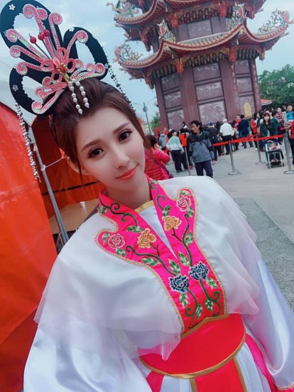 全台最美禮生！廟宇祭典驚見「仙女級神明侍女」　本尊被神出「逆天美腿」信徒秒暴動：下凡來的