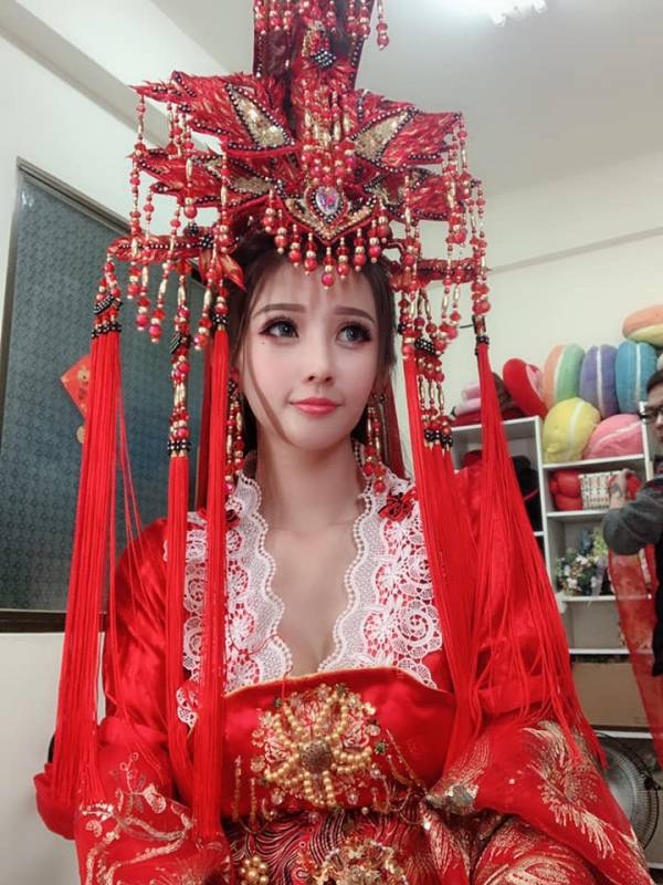 全台最美禮生！廟宇祭典驚見「仙女級神明侍女」　本尊被神出「逆天美腿」信徒秒暴動：下凡來的