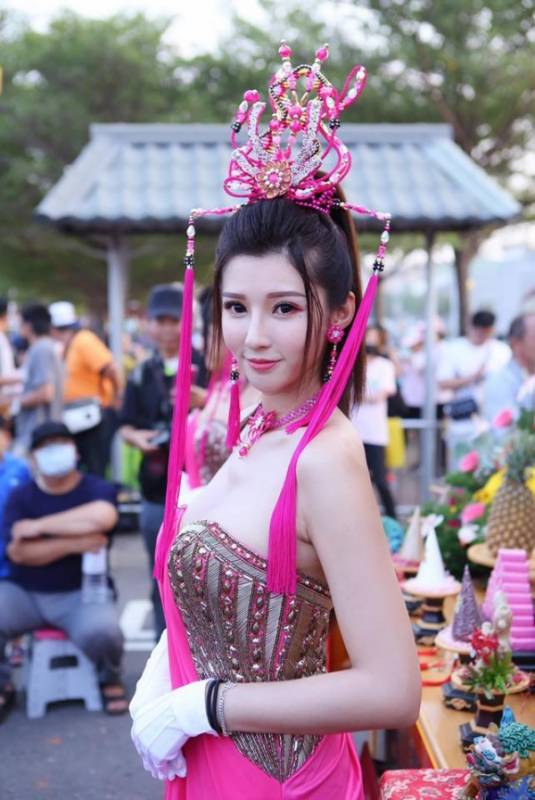 全台最美禮生！廟宇祭典驚見「仙女級神明侍女」　本尊被神出「逆天美腿」信徒秒暴動：下凡來的