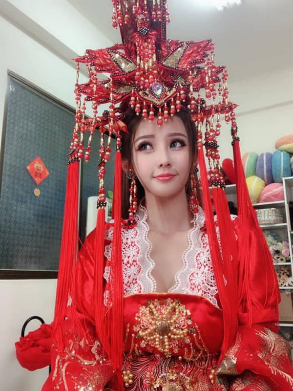全台最美禮生！廟宇祭典驚見「仙女級神明侍女」　本尊被神出「逆天美腿」信徒秒暴動：下凡來的