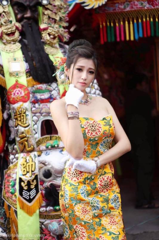全台最美禮生！廟宇祭典驚見「仙女級神明侍女」　本尊被神出「逆天美腿」信徒秒暴動：下凡來的
