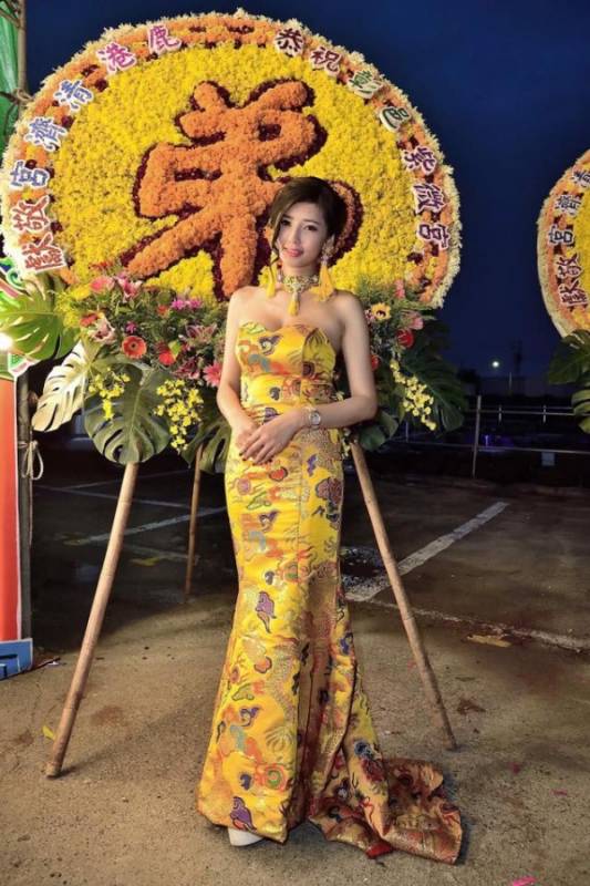 全台最美禮生！廟宇祭典驚見「仙女級神明侍女」　本尊被神出「逆天美腿」信徒秒暴動：下凡來的
