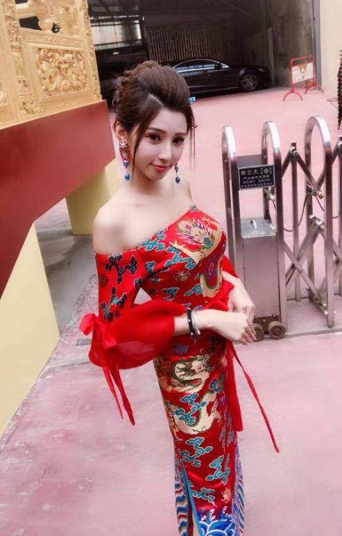 全台最美禮生！廟宇祭典驚見「仙女級神明侍女」　本尊被神出「逆天美腿」信徒秒暴動：下凡來的