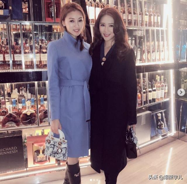 港姐何艷娟離婚心情好，搬離67歲總裁老公豪宅，與闊太閨蜜聚餐