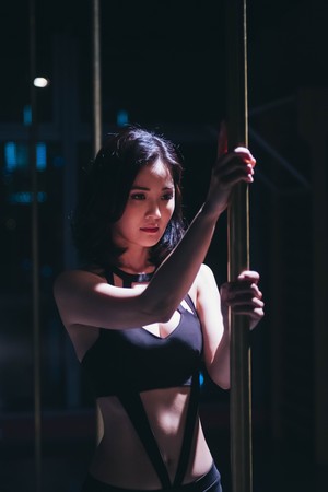【結實身材一覽無遺!】阿Sa尺度大解禁『小褲褲下半部挖空』辣跳鋼管舞，服裝設計超心機！