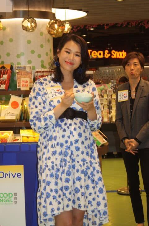 胡杏兒挺巨肚出席活動，自曝預產期在今年7月，二胎仍會堅持順產！