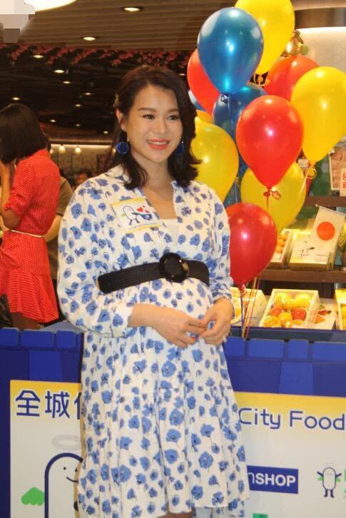 胡杏兒挺巨肚出席活動，自曝預產期在今年7月，二胎仍會堅持順產！