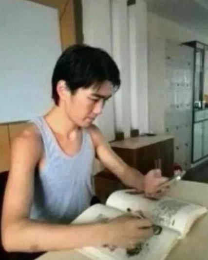 周星馳替身VS吳京替身，網友直呼：太像了，簡直就是親兄弟！
