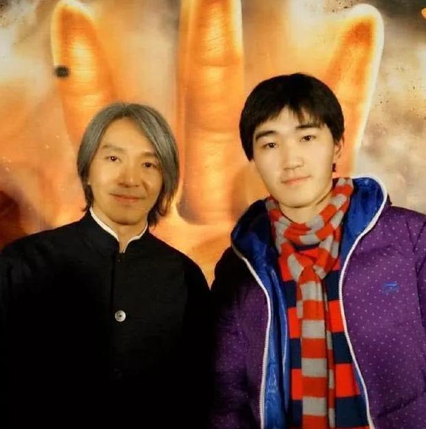 周星馳替身VS吳京替身，網友直呼：太像了，簡直就是親兄弟！
