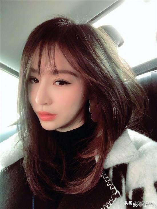 王心凌臉僵到認不出，曾經的甜心教主成女扮男裝的歐弟？