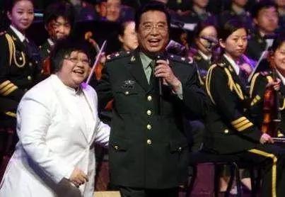 韓紅透露自己曾是校花卻被嘲笑，看到她年輕時照片後，網友驚訝了 