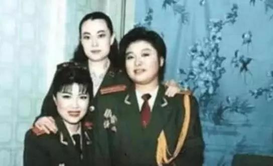 韓紅透露自己曾是校花卻被嘲笑，看到她年輕時照片後，網友驚訝了 