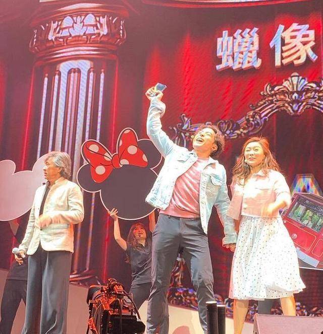 71歲林子祥久違開唱，太太葉倩文台下成小迷妹，夫妻倆老成這樣！
