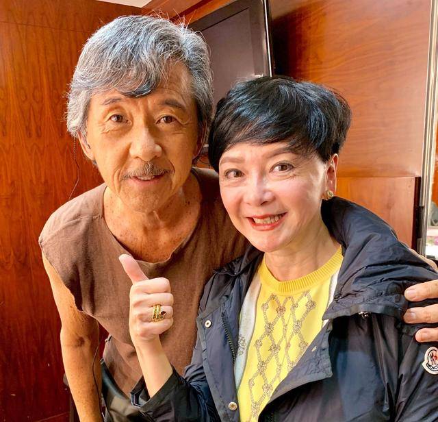 71歲林子祥久違開唱，太太葉倩文台下成小迷妹，夫妻倆老成這樣！