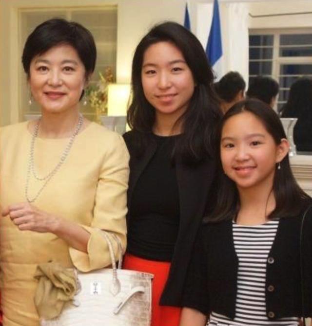 64歲林青霞罕見攜23歲邢愛林公開露臉，女兒皮膚黑亮長相更像父親