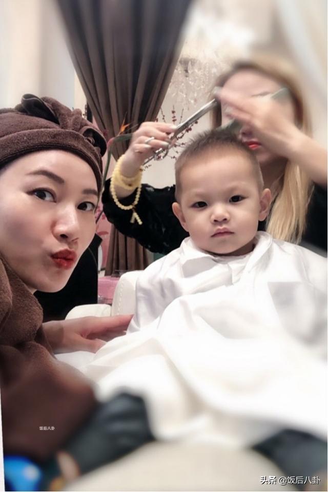 謝杏芳貴婦打扮帶兒子理髮，2歲小羽表情嚴肅越長越像林丹！