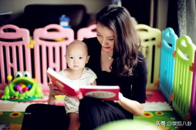 謝杏芳貴婦打扮帶兒子理髮，2歲小羽表情嚴肅越長越像林丹！