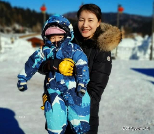 謝杏芳貴婦打扮帶兒子理髮，2歲小羽表情嚴肅越長越像林丹！