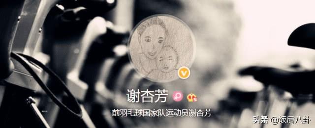 謝杏芳貴婦打扮帶兒子理髮，2歲小羽表情嚴肅越長越像林丹！
