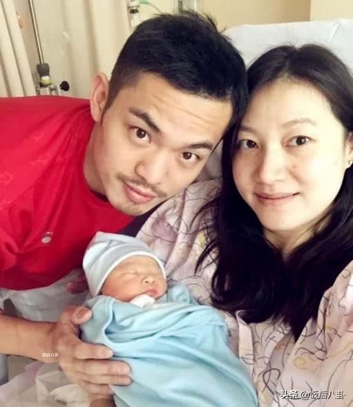 謝杏芳貴婦打扮帶兒子理髮，2歲小羽表情嚴肅越長越像林丹！