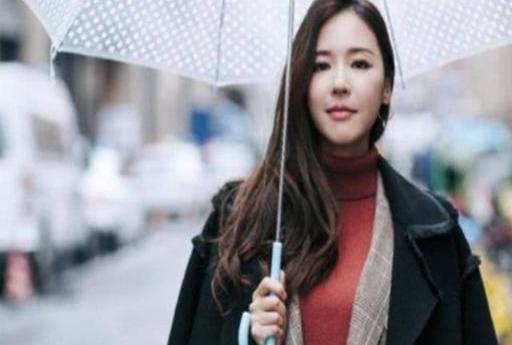 24歲奉子成婚，34歲被55歲馬景濤拋棄，如今36歲似少女 