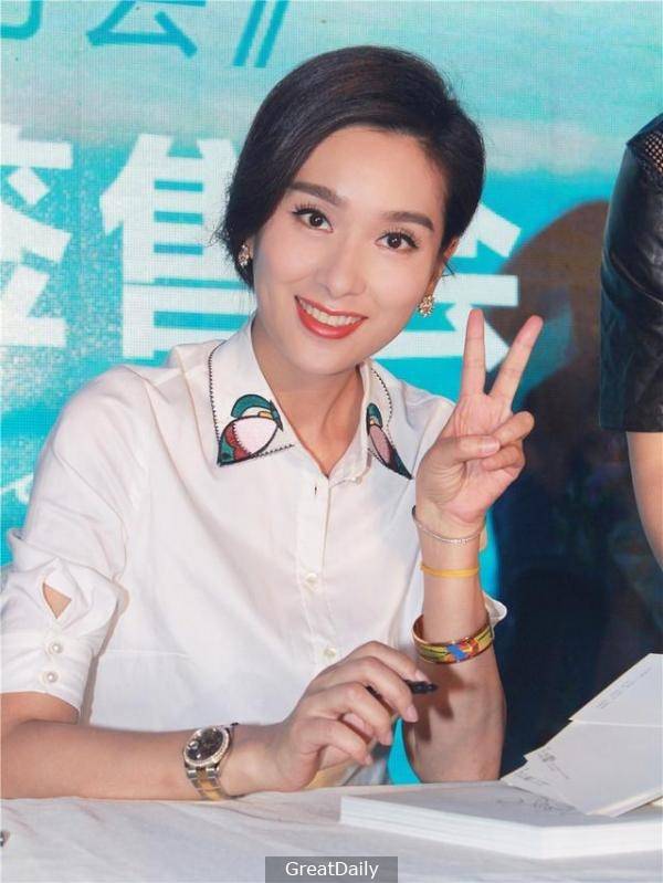 昔日花旦，亞洲小姐！卻被富豪正室當場抓猴，還扒光衣服當街暴打！為生活給人摸，如今過著心酸的生活！