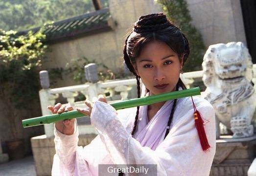 昔日花旦，亞洲小姐！卻被富豪正室當場抓猴，還扒光衣服當街暴打！為生活給人摸，如今過著心酸的生活！